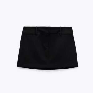 Zara low Rise mini skirt. Oanvänd med lappen kvar. slutsåld på zara! Pris kan diskuteras❤️