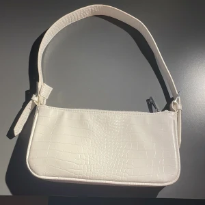 Väska  - Säljer pågrund av att den inte kommer till användning. Den är i bra skick och är inte sönder någon stans. Använt den några gånger 💗