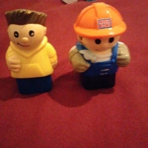 Leksak barn  - Leksak två gubbar från lego har många men säljer två men om man vill ha den kan vi diskutera om priset kancke man får minus pris eller tabbar om man vill så får man en på 6 kr men två 12 kr