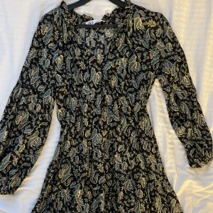 Zara klänning - Super fin zara klänning me gröna detaljer som tyvärr inte kommer till användning❤️ väldigt bra skick