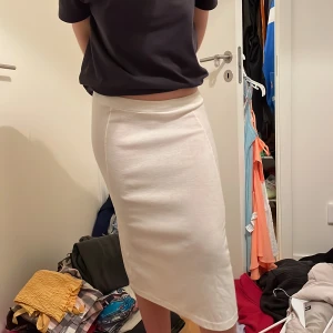 Lång lågmidjadkjol  - En lång lågmidjad kjol från Spanien. Stretchig i midjan så passar vem som helst in princip, Köpt för 400 kr  Säljer för 200kr💞 Köparen står för frakten💞