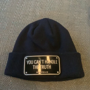 Mössa - Säljer John hatter mössa som knappt är använd, nypris 995kr