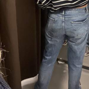 Mörkblåa zara jeans i modellen mid rise straight leg! Strl 44 men skulle säga att det är en 42! Knappt använda💖 Jag är 170 och de är perfekr längd för mig💖