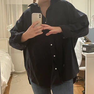 Mörkblå skjorta - Sitter snyggt oversized! Köparen står för frakt:)