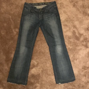 Esprit Low jeans - Det är i ett väldigt fint skick knappt använda. Sömmen där nere har jag sprättat för att få en längre längd på jeansen. Jag är 169cm. Skriv för bilder. Säljes då dom aldrig kommer till användning. 85 cm i midjemått.  Du står för frakten 66kr spårbar