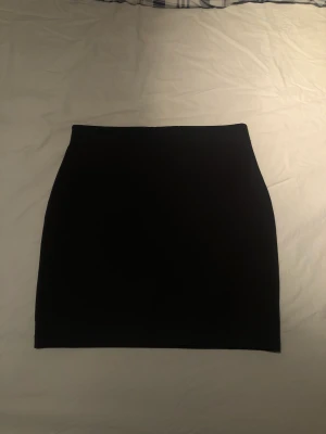 Svart kjol - En svart tight kjol från Cubus. Strl M men sitter åt. Frakten är inkluderat i priset:) 
