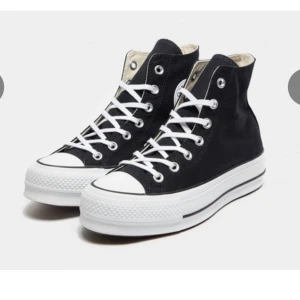 Converse höga - Säljer mina höga converse med hög sula! Knappt använda! Kartong finns kvar! Frakt ingår i priset