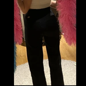 Dickies jeans - Snygga svarta dickies jeans/kostymbyxor. Köpta här från annan säljare. Super snygga men använder aldrig.  Använda Max 4/5 gånger av mig. 