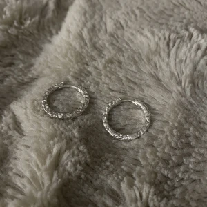 Pilgrim Silverpleterade örhängen  - Säljer ett par superfina silverpleterade örhängen från Pilgrim. Perfekta för både festliga och vardagliga tillfällen💖