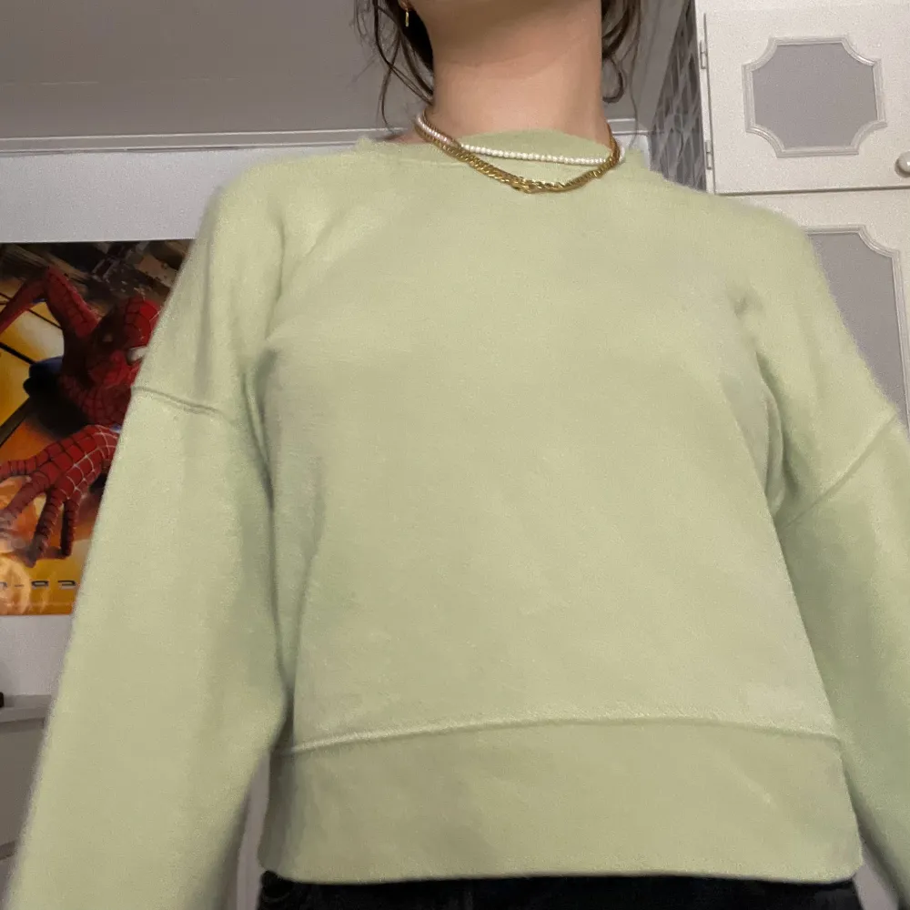 Grön sweatshirt från pull & bear köpt i London 💚. Tröjor & Koftor.