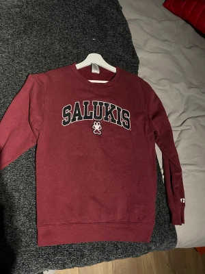 Vinröd Collagetröja - Vinröd Russell tröja 