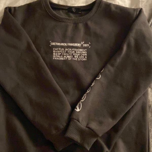 Travis Scott Cactus Jack Fragment Collab Tröja - Jag säljer min tröja från Travis Scott Cactus Jack collab med Fragment. Tröjan kostar $115 på StockX.