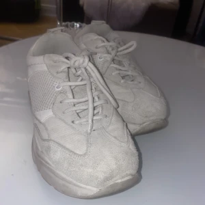Snygga Vita Sneakers  - Fina vita sneakers, änvänts några gånger.