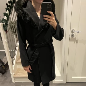Kappa - • Säljer min kappa med fejkpäls.   • Använd 2 gånger . I nytt skick, INGA SKAVANKER  