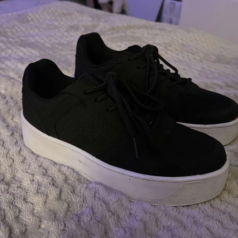 säljer dessa svarta fina platå sneakers från nelly, köpta för någon vecka sedan och dom är som nya.  använt 2-3 gånger storlek 38 pris 200/250kr 🤍. Skor.