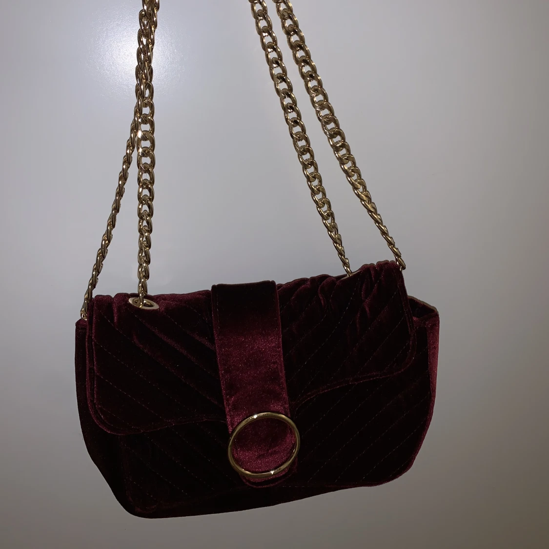 Vinröd handväska i sammet.  - 91