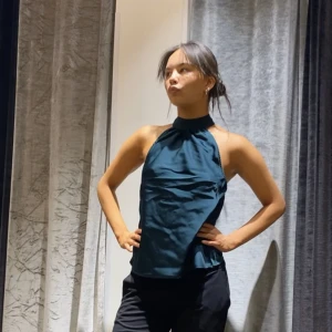 Fest topp från bikbok  - Intressekoll på min nya skit snygga fest topp från bikbok. Prefekt till nyår. Ej använd kom gärna med bud då jag är osäker på om jag vill sälja💕