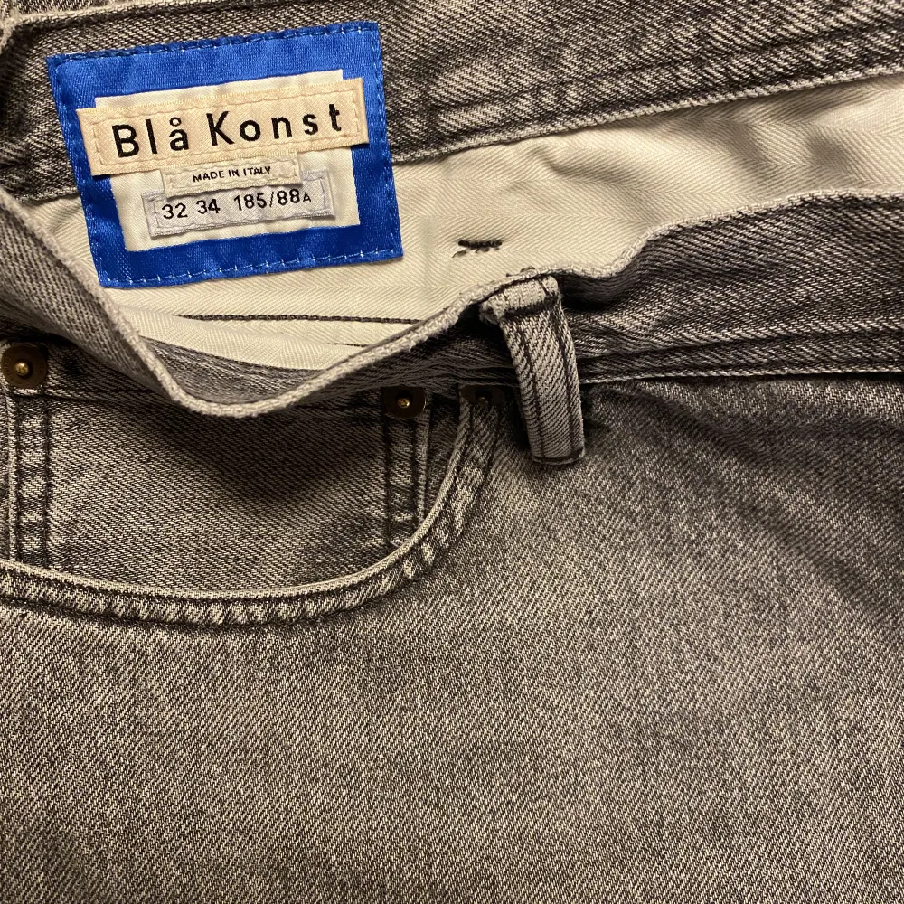 Gråa jeans från Acne och deras Blå Konst kollektion. . Jeans & Byxor.