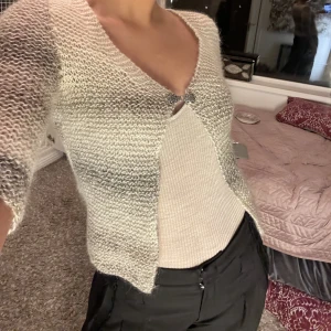 Stickad topp🎀 - Finaste grå/beige randiga handstickade koftan!! Passar så bra över ett linne ❣️  Den är inte stickig alls💕