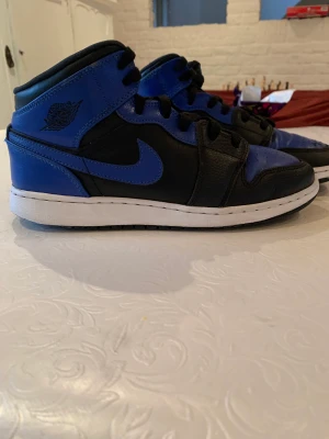 Jordan 1 - Stolek 40 Säljer nu mina jordan 1 mid hyper royal blue för de passar inte mig längre, de är i bra skick  Och om ni undrar något så är de bara att kontakta mig