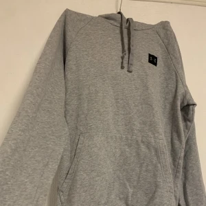 Under Armour Hoodie - Hoodie, storlek M i manstorlek, äkta! Mer frågor på dm, kan även visa den på!