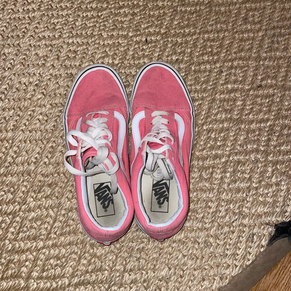 Säljer mina as coola rosa vans som jag bara använt ett par gånger. Inte min stil längre därför väljer jag att sälja dom. . Skor.