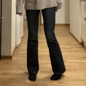 Levis bootcut jeans 525 04 - Midwaist bootcut jeans från Levi's. Skitsnygga men passar tyvärr inte mig! Pris kan diskuteras (: