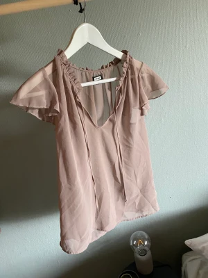 Festtopp  - Beige festtopp i mycket bra skick💗