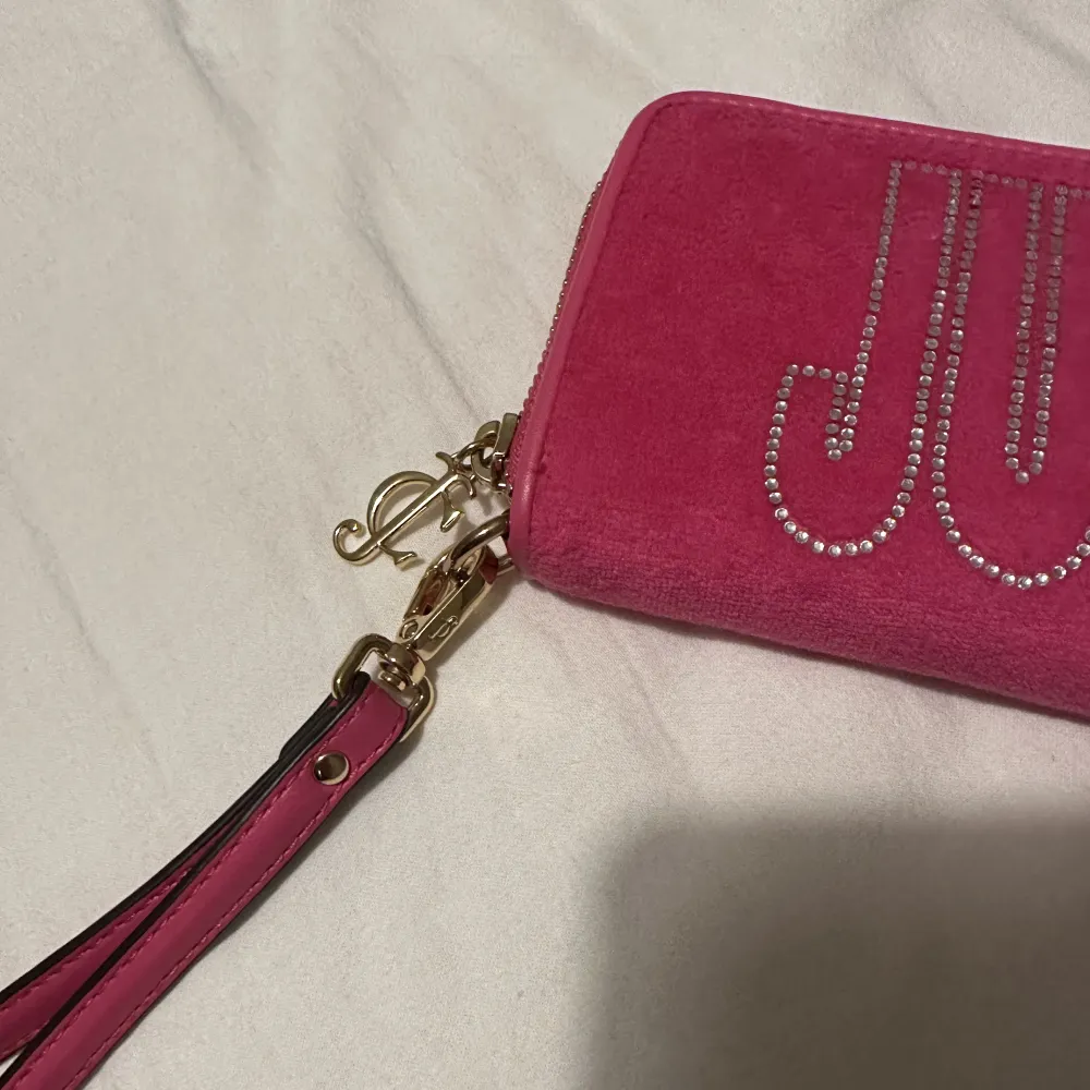 Plånbok ifrån Juicy couture som jag aldrig har använt, köpt på NK för några år sen💞. Väskor.