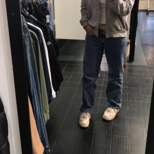 Weekday Arrow Low Jeans - Säljer mina blåa arrow low jeans från Weekday och som jag vet så är de helt slutsålda. Säljer de då jag inte längre inte får någon användning utav dem. De är i en väldigt sparsamt använda och har inga som helst skador. 