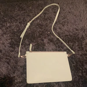 Väska  - Säljer en helt ny väska i bra skick pga att den inte kommer till användning 