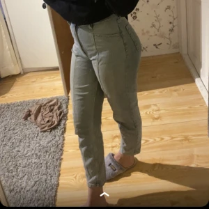 Högmidjade Jeans - Varsamt använda några gånger men säljer för att dem börjar bli för små för mig. Skriv om du vill ha mer bilder eller undrar något☺️Köparen står för frakten💗