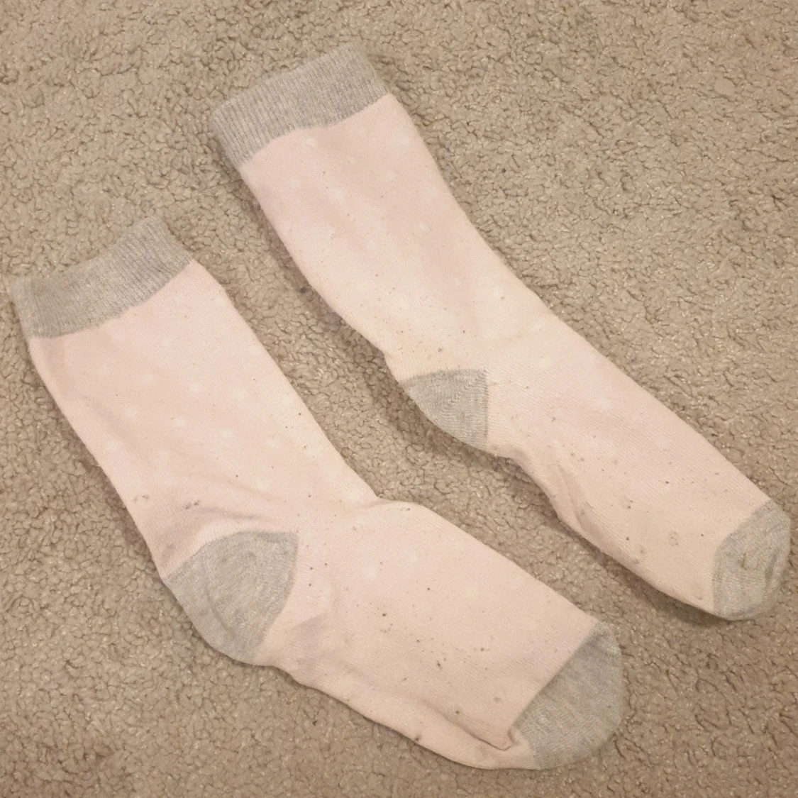 Rosa strumpor med gråa detaljer och vita prickar