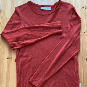 Roströd pärla från The Tailoring Club - Denna roströda pärla i Merinoull och Cashmere är underbart mjuk. Den är sparsamt använd och det finns inget att anmärka på. Priset är ex frakt.