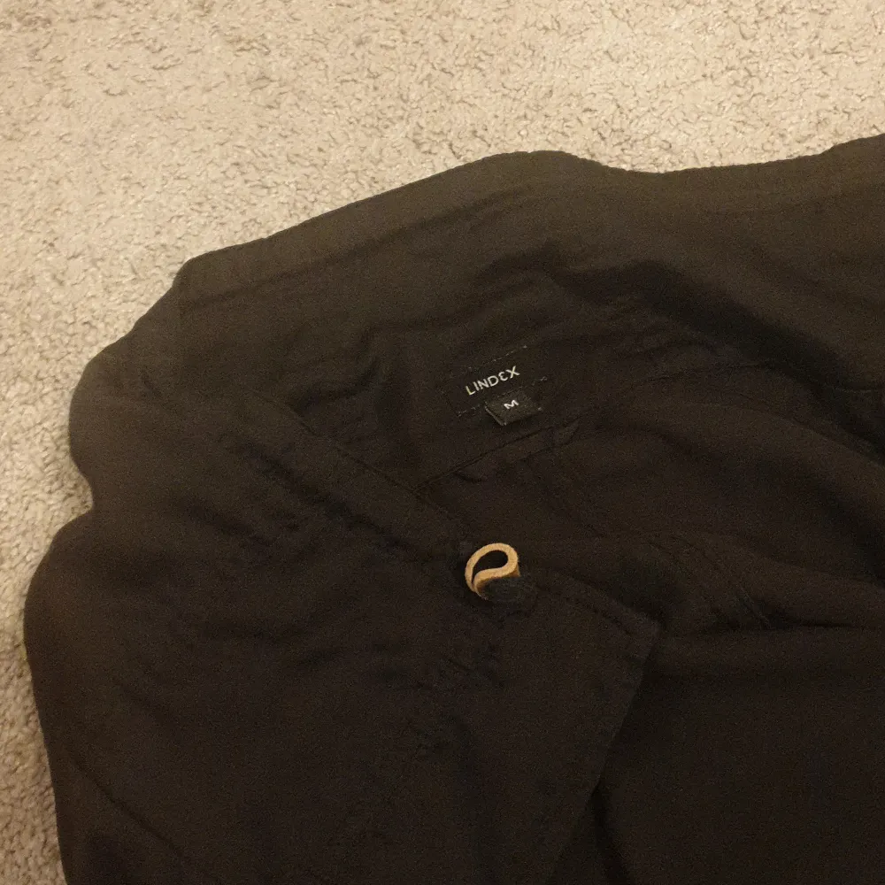En lätt genomskinlig svart tröja från lindex. Blusar.