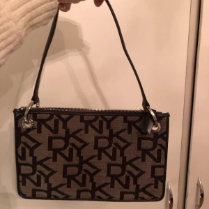 DKNY mini handväska - Säljer en vintage DKNY handväska som är i superbra skick. Använt ett fåtal gånger.  Skriv för frågor/pris 