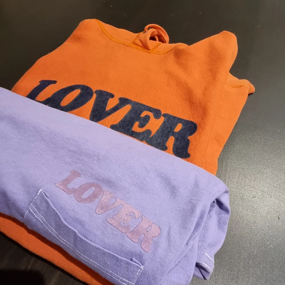 Orange lover hoodie storlek: L 900kr:-  Lila lover t-shirt storlek: L 300kr:-   Båda i väldigt bra skick, paketpris 1050kr  . Hoodies.