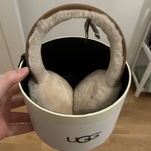 UGG earmuff - Köpta här på plick men inte riktigt min stil, superfint skick! Låda tillkommer