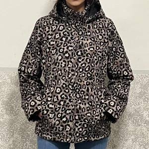 Jacka  - Storleken är 164 men den passar mig som har storlek s-m vilket innebär den är stor 