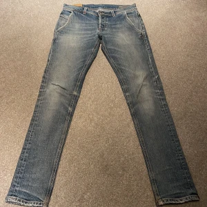Dondup Jeans - Dondup Jeans med kostymfickor! Bra skick, ett pyttelitet hål vid sidan av benet. Storlek:30 Modell: George (skinny fit) Nypris: 3600kr