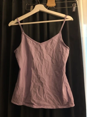 Linne - Lila linne med smala band. Aldrig använt