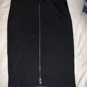 Svart kjol - Svart tajt kjol med dragkedja 