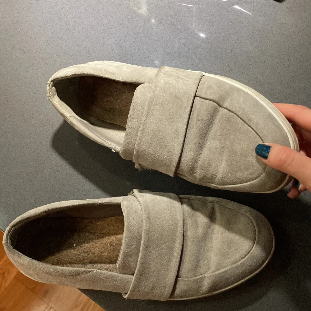Säljer ett par snygga slipons, de perfekta skorna att ha på sommaren  ☀️ 👟 Jag tror att de är från Zara (men inte helt säker). I mycket gott skick! . Skor.