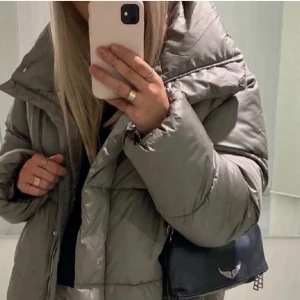 jacka  - så skön svart dunjacka från hm, köpt förra vintern så är i bra skick. Storlek s. Kan fixa mer bilder om det önskas! 