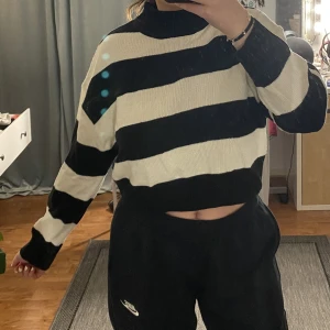 Stickad tröja - Randig stickad tröja från H&M. Knappt använd.