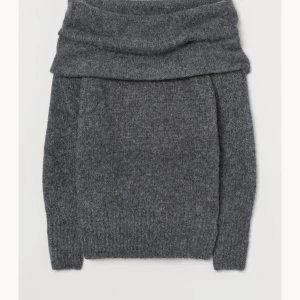 hm tröja 💟 - Nu säljer jag denna jätte fina offshoulder tröjan från HM. Den är slutsåld i alla strl, säljer pga använder inte, den är aldrig använd (endast testad). Ny pris 299kr. Vill ni ha fler bilder på den kan ni höra av er 💟