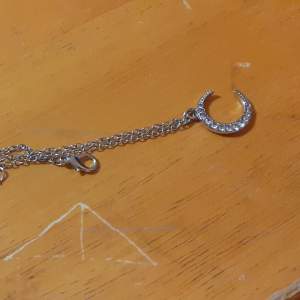 En jätte fin halsband som jag har köpt för ett tag sedan mwn kommer inte alls till användning. Jag har använt den 1-2 gånger. Skriv priv för mer info :)  Frakten kostar 15kr :)