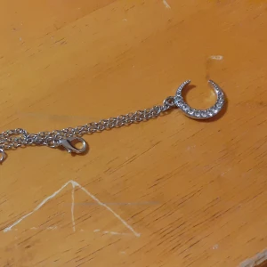 Silver halsband - En jätte fin halsband som jag har köpt för ett tag sedan mwn kommer inte alls till användning. Jag har använt den 1-2 gånger. Skriv priv för mer info :)  Frakten kostar 15kr :)