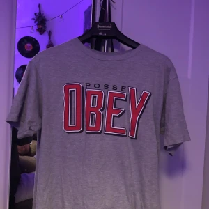Obey T-shirt  - Obey t shirt som knappt är använd men säljer då den inte riktigt är min stil.