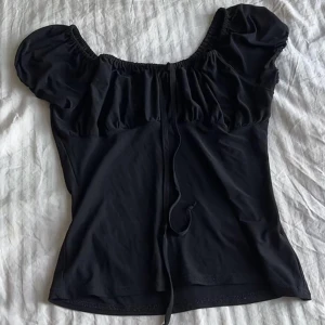 goth topp - storlek: S. men passar även M & XS. stretchigt tyg. möts i stockholm eller fraktar. man köper genom att kontakta mig, klicka inte på köp nu. 🖤